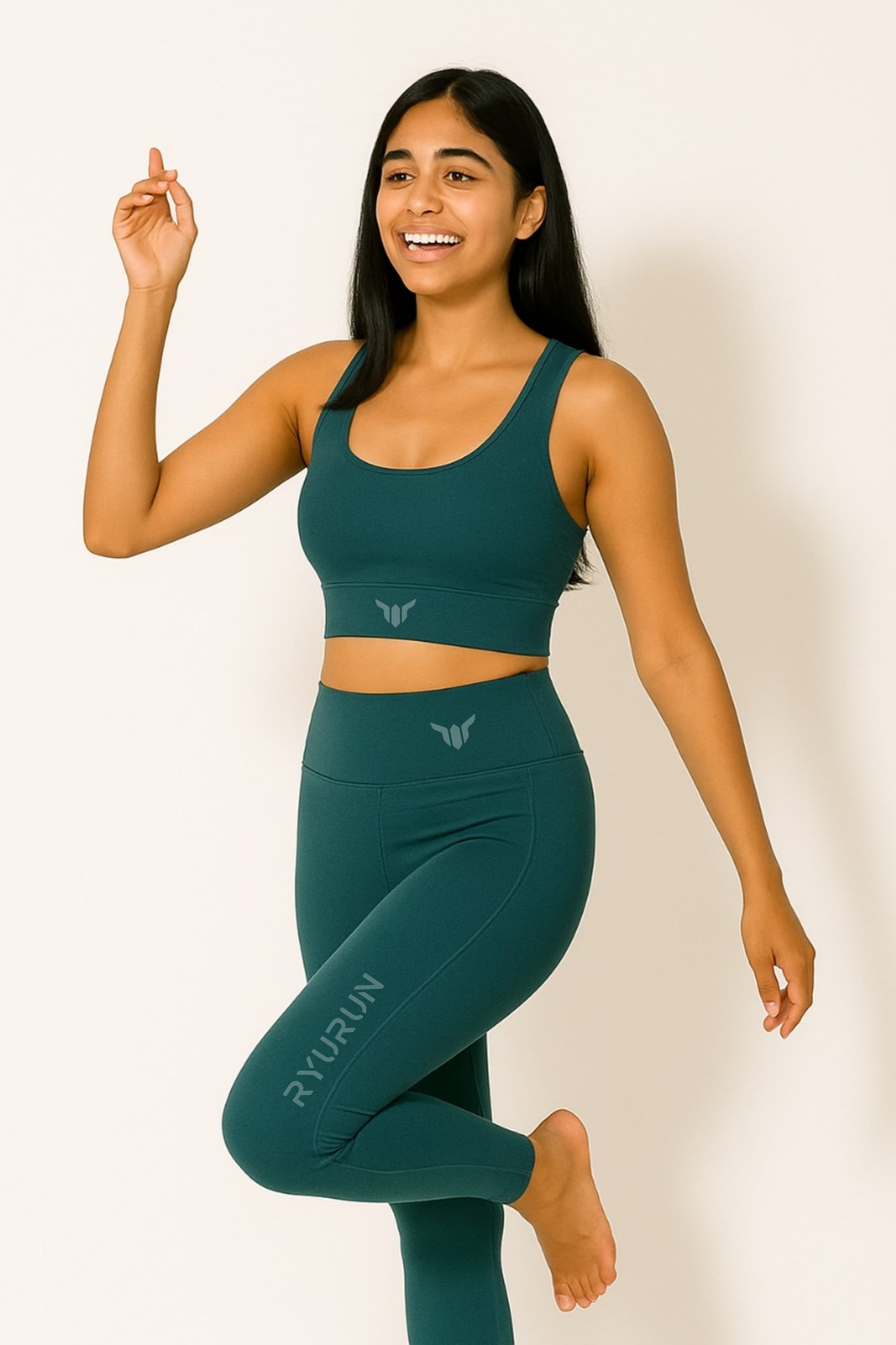 Women's Emerald Green Leggings – Full Body View Showcasing Overall Fit from Waist to Ankle with Model
